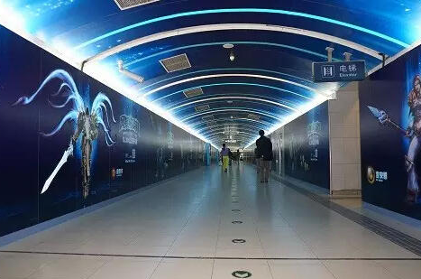 《风暴英雄》广告植入北京地铁 路人一秒变英