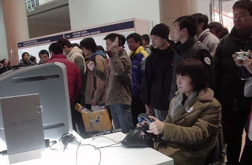第一屆ChinaJoy上玩家使用電子顯示器體驗索尼的遊戲