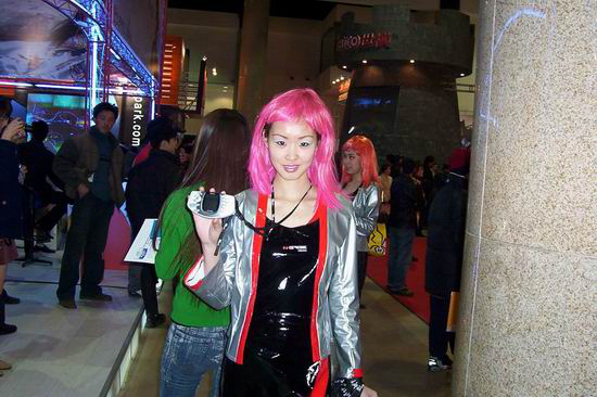 2004年的ShowGirl在現場展示諾基亞遊戲手機N-Gage