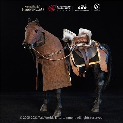 同时战马玩偶还配有多种精致的中世纪马具:一件可脱卸的战甲,一组马鞍