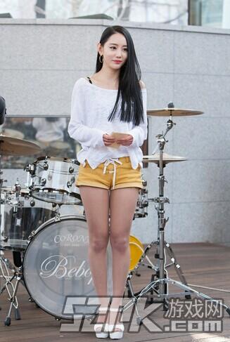 韩国美女鼓手代言游戏嫩颜长腿势不可挡
