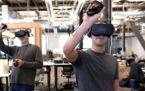 扎克伯格现身Oculus实验室 体验全新VR设备