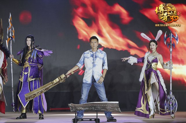 谢霆锋为你转身 《传奇世界3D》代言人登场中国新歌声