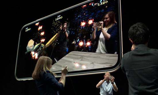 苹果在新iPhone上展示AR游戏《Galaga AR》和应用《HomeCourt》