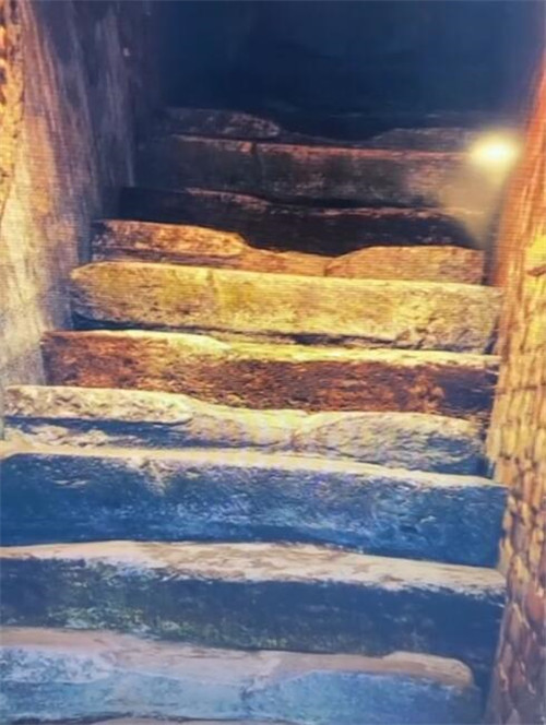玩家发现《生化危机8》“磨损的楼梯”隐藏细节